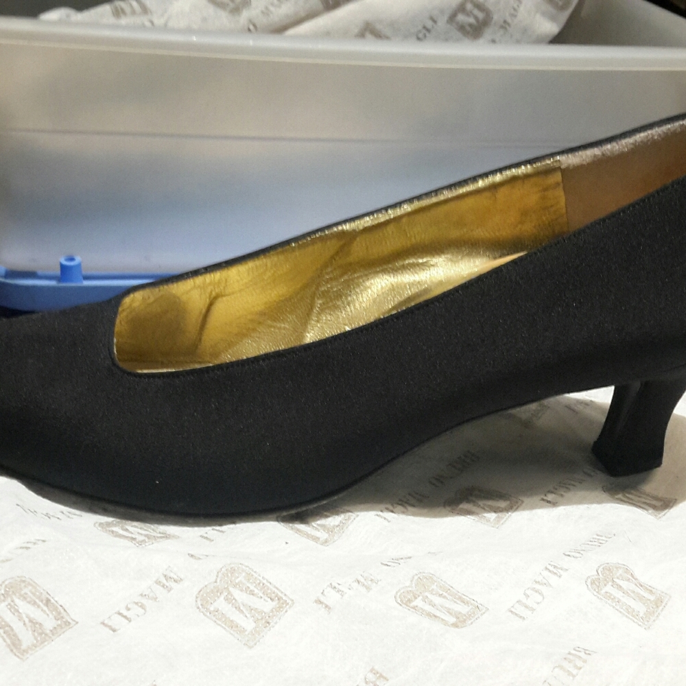 Vintage Bruno Magli low heel black dress shoes